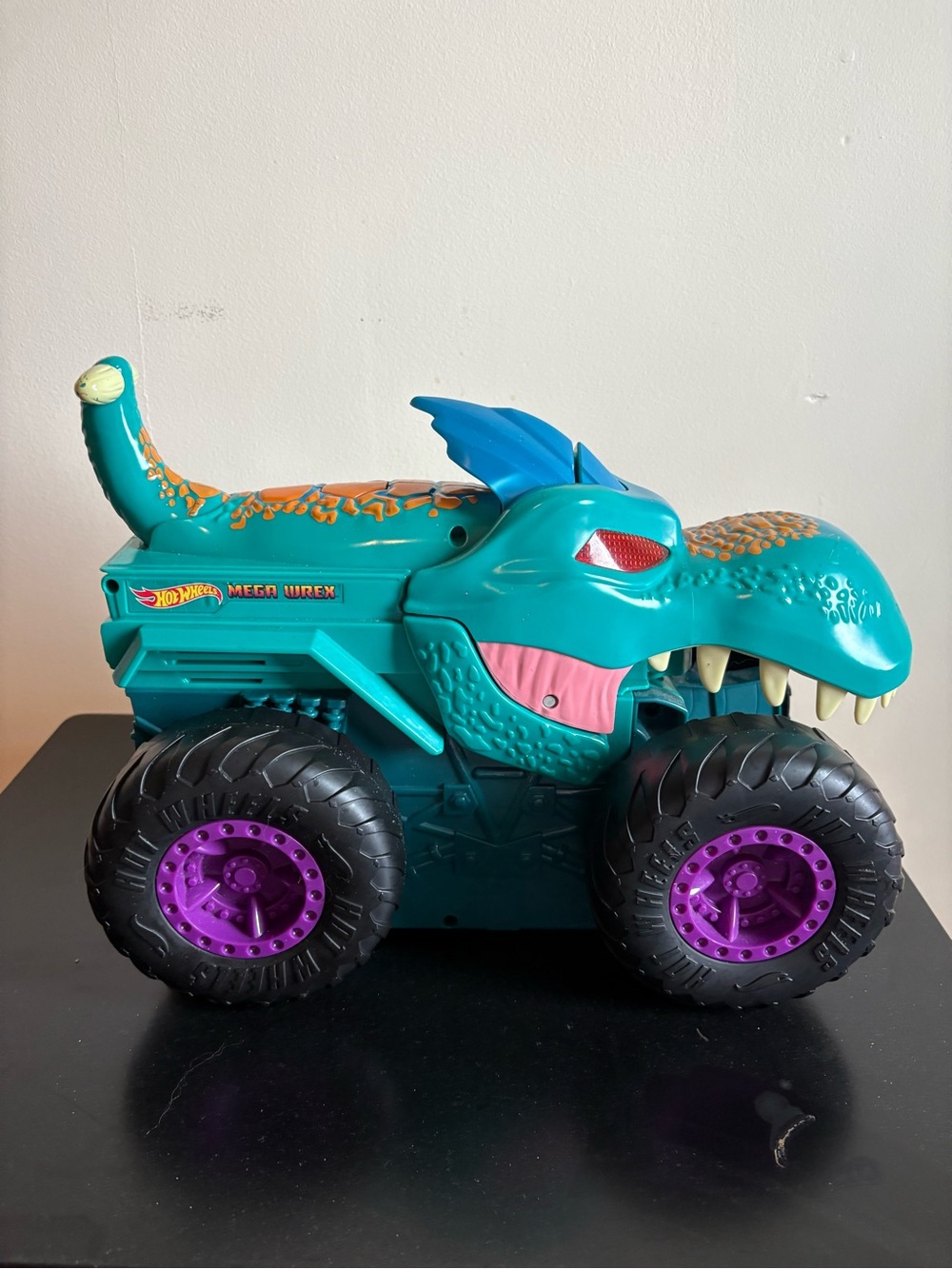 Hot Wheels Monster Trucks Car Chompin' Mega-Wrex vehicle